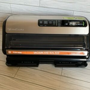 FoodSaver FM5000 Vacuum Sealer in Black and Silver